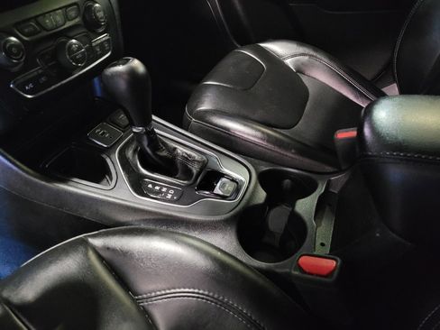 Used 2020 Jeep Cherokee Latitude Plus FWD image 26