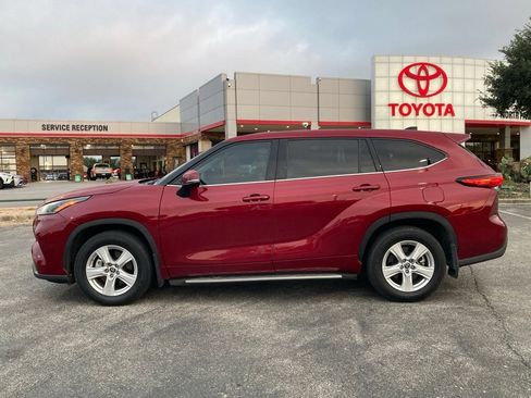 Used 2022 Toyota Highlander LE FWD image 8