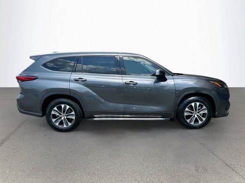 Used 2022 Toyota Highlander XLE FWD image 3