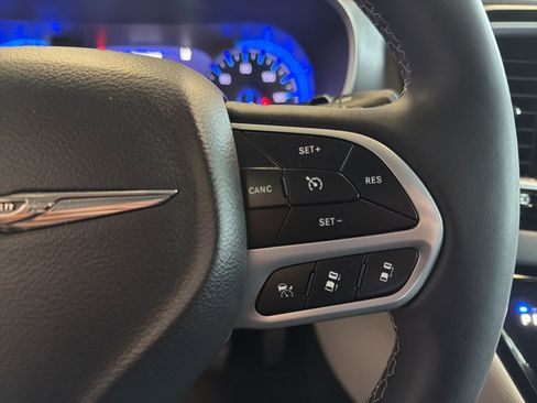 Used 2023 Chrysler Pacifica Touring-L FWD image 21