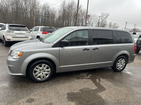 Used 2019 Dodge Grand Caravan SE image 3