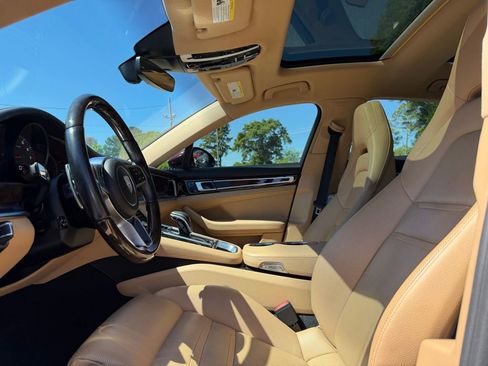 Used 2018 Porsche Panamera RWD image 11