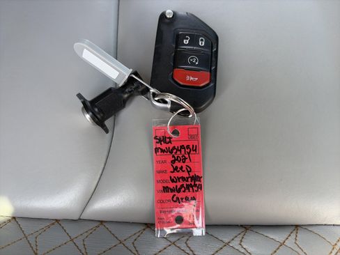 Used 2021 Jeep Wrangler Unlimited Sahara AWD/4WD image 32