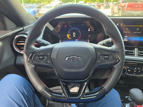 Used 2025 Chevrolet Trax RS w/ Sunroof Package FWD image 20