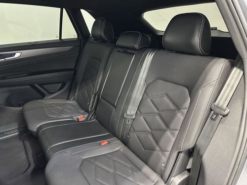 Used 2024 Volkswagen Atlas Cross Sport SE image 28