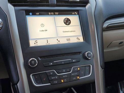 Used 2017 Ford Fusion SE w/ Fusion SE Technology Package image 27