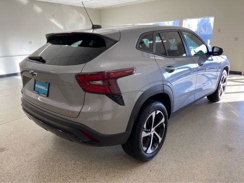 Used 2024 Chevrolet Trax RS w/ Sunroof Package image 5