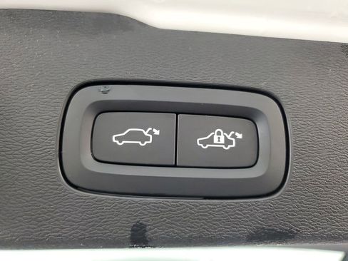 Used 2025 Volvo V60 B5 Cross Country Plus image 12