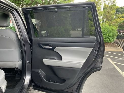 Certified 2024 Toyota Highlander XLE AWD/4WD image 11