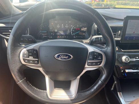 Used 2022 Ford Explorer Limited w/ Equipment Group 301A AWD/4WD image 17