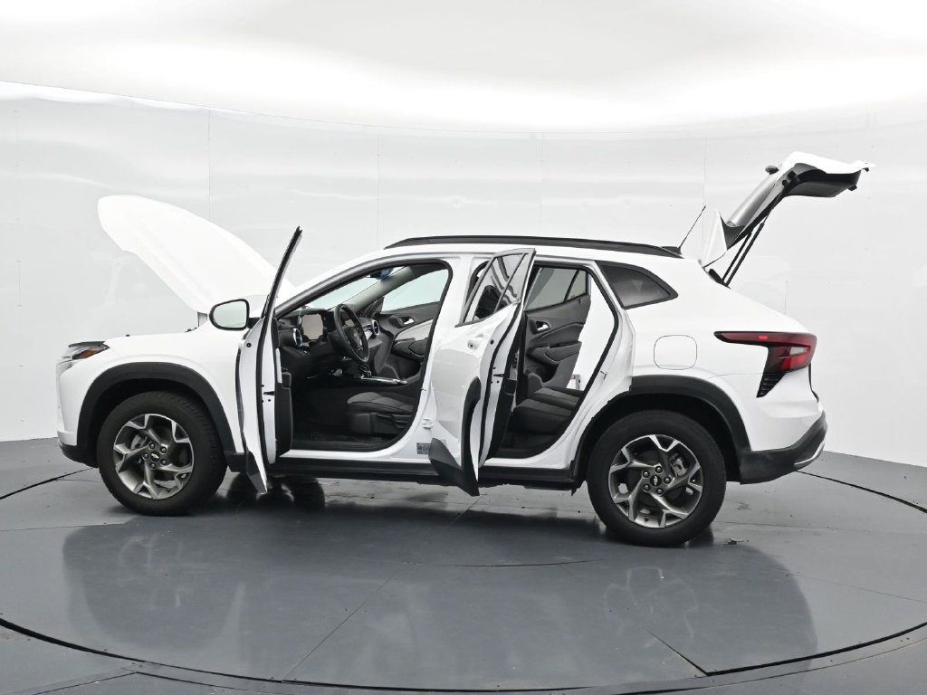 Used 2025 Chevrolet Trax LT FWD image 41