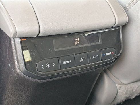 Used 2022 Toyota Highlander XLE image 19