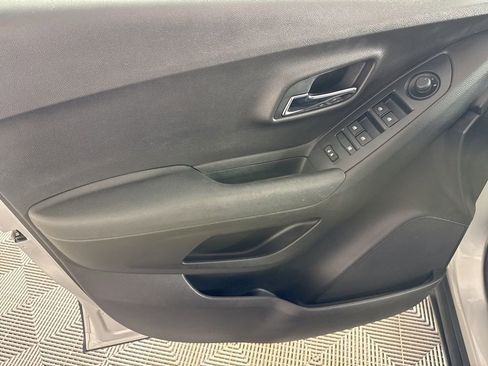 Used 2018 Chevrolet Trax LS FWD image 12