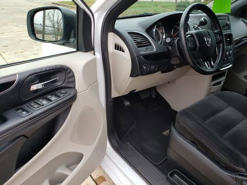 Used 2016 Dodge Grand Caravan SE image 10