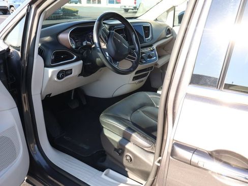 Used 2017 Chrysler Pacifica Touring-L Plus FWD image 8