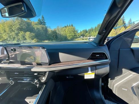 New 2025 Chevrolet Suburban Premier image 29