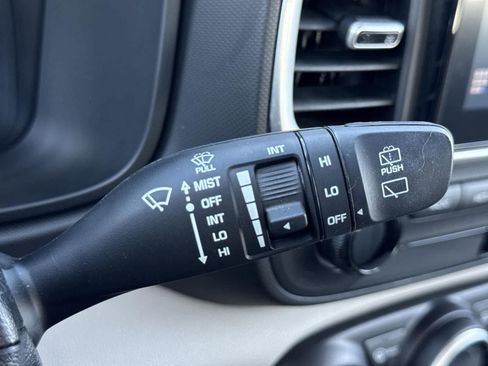 Used 2022 Hyundai Venue SEL image 25