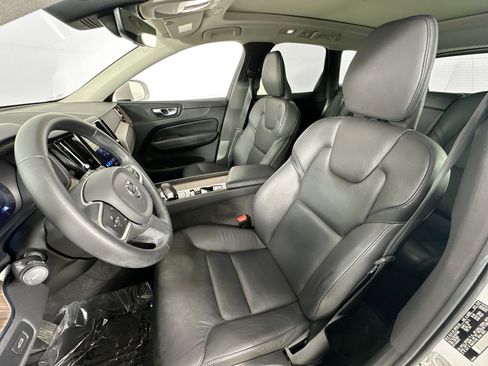 Used 2022 Volvo XC60 B5 Momentum w/ Protection Package Premier image 19