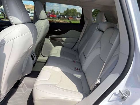Certified 2022 Jeep Cherokee Limited AWD/4WD image 11