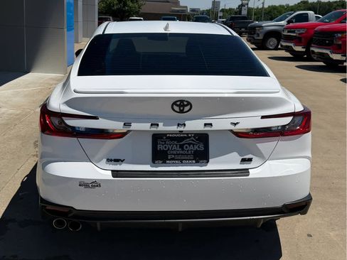 Used 2025 Toyota Camry SE FWD image 5