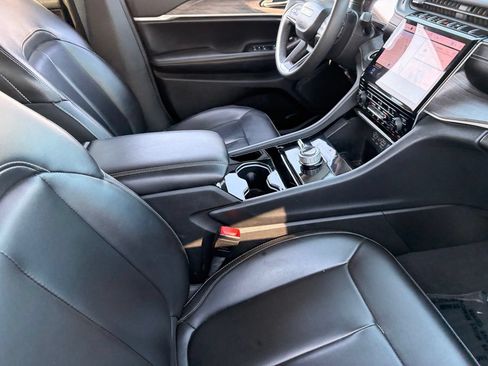 Used 2023 Jeep Grand Cherokee Limited AWD/4WD image 12