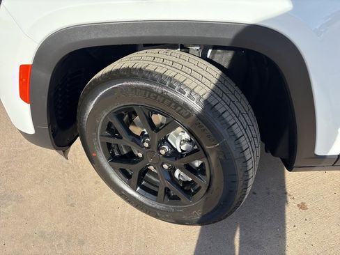 New 2025 Jeep Grand Cherokee Altitude image 9