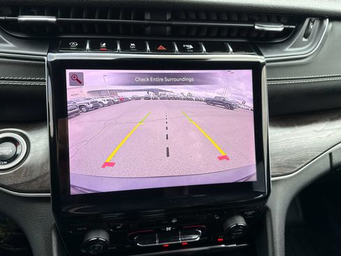 Used 2021 Jeep Grand Cherokee L Limited AWD/4WD image 24