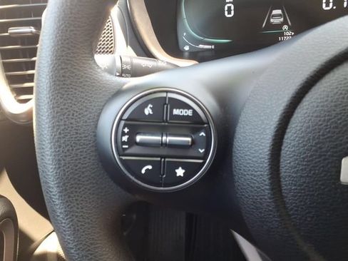 Used 2025 Kia Soul LX w/ LX Technology Package FWD image 20