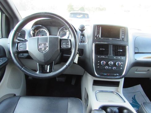 Used 2017 Dodge Grand Caravan SXT image 6