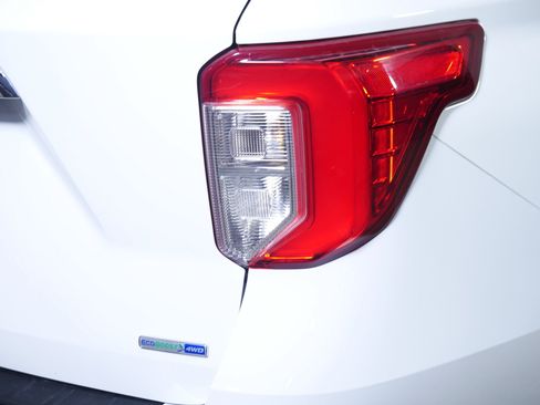 Used 2020 Ford Explorer XLT AWD/4WD image 17