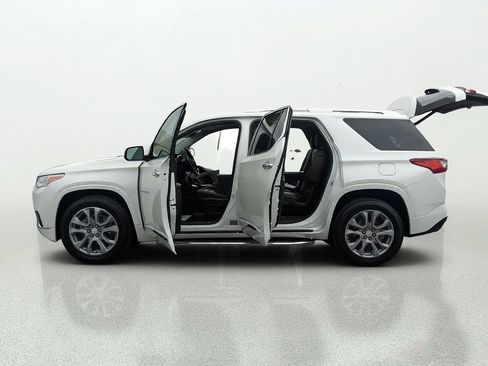 Used 2019 Chevrolet Traverse Premier w/ Driver Confidence II Package FWD image 12