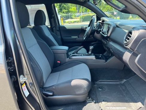 Used 2020 Toyota Tacoma TRD Off-Road w/ Blackout Package AWD/4WD image 9