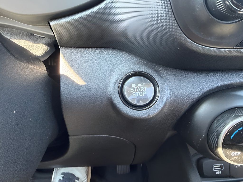 Used 2024 Hyundai Venue SEL FWD image 18