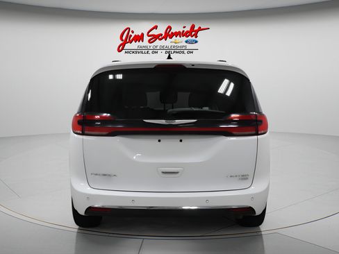 Used 2023 Chrysler Pacifica Limited AWD/4WD image 5