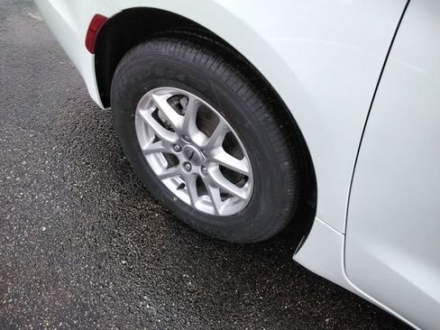 Used 2024 Chrysler Pacifica Touring-L image 18