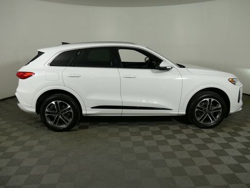 Certified 2025 Audi Q5 Premium w/ Convenience Package AWD/4WD image 2