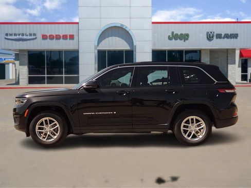 Used 2025 Jeep Grand Cherokee Laredo X RWD image 3
