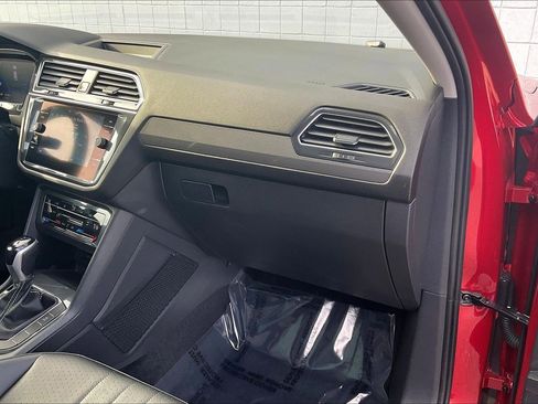 Used 2022 Volkswagen Tiguan SE w/ Panoramic Sunroof Package image 21