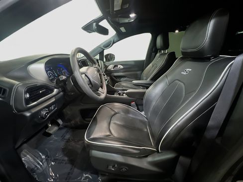 Used 2023 Chrysler Pacifica Limited w/ S Appearance Package FWD image 14