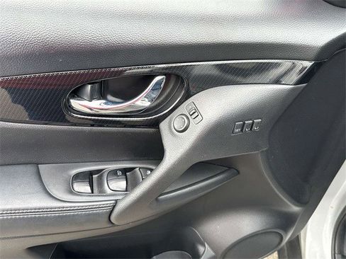 Used 2018 Nissan Rogue SL w/ Premium Package image 15