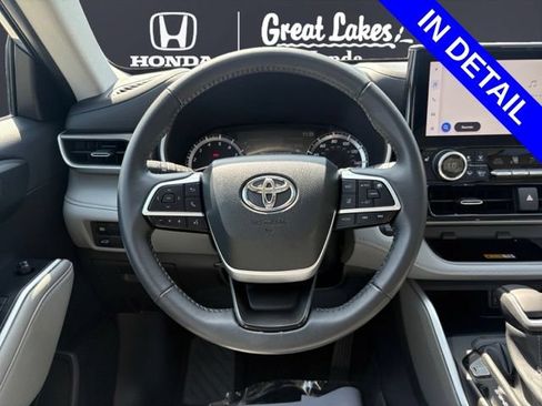 Used 2024 Toyota Highlander XLE AWD/4WD image 12