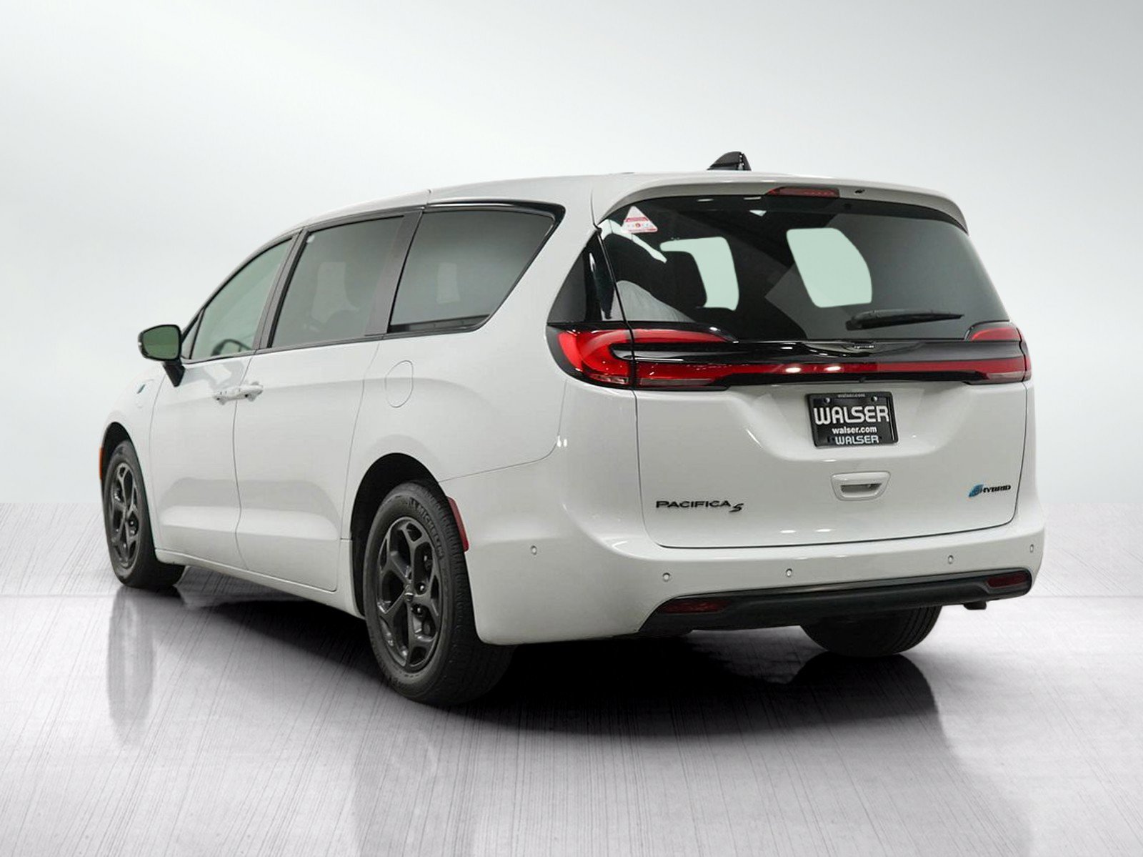 Used 2024 Chrysler Pacifica Limited FWD image 3