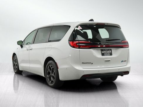 Used 2024 Chrysler Pacifica Limited FWD image 3