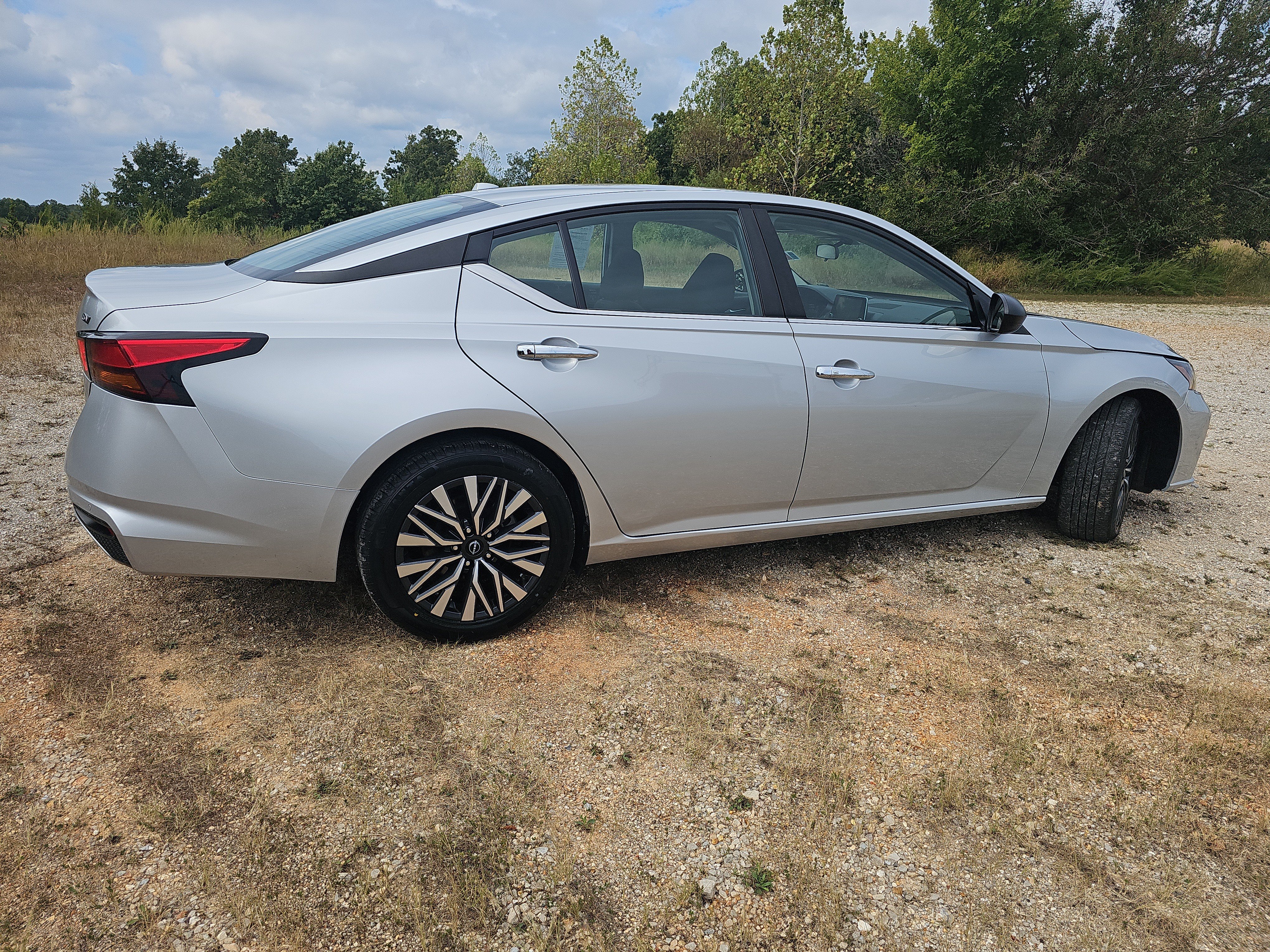 Used 2024 Nissan Altima 2.5 SV FWD image 3
