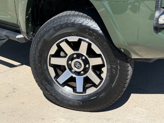 Used 2022 Toyota 4Runner TRD Off-Road AWD/4WD image 2