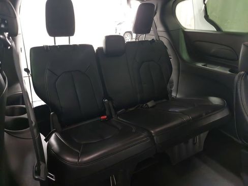 Used 2025 Chrysler Pacifica Select image 12