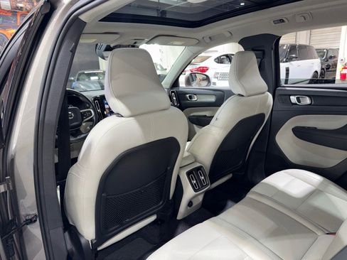Used 2020 Volvo XC40 T4 Inscription image 11