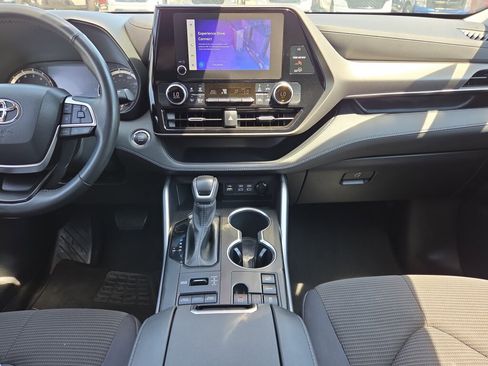 Used 2023 Toyota Highlander LE AWD/4WD image 25