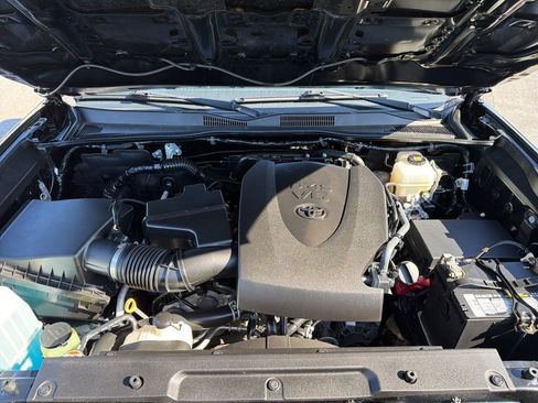 Used 2020 Toyota Tacoma TRD Off-Road AWD/4WD image 8