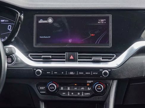 Certified 2022 Kia Niro Touring Special Edition FWD image 12